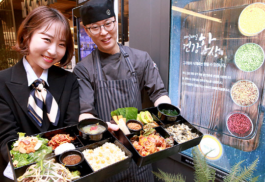 현대백화점이 서울 삼성동 무역센터점 지하 1층 H키친에서 건강식 브랜드인 '그리팅'을 9일 선보였다. 이날 H키친에서 셰프와 직원이 '바싹 주꾸미 정식' '쇠고기 숙주부추 볶음'을 선보이고 있다. <현대백화점그룹 제공>